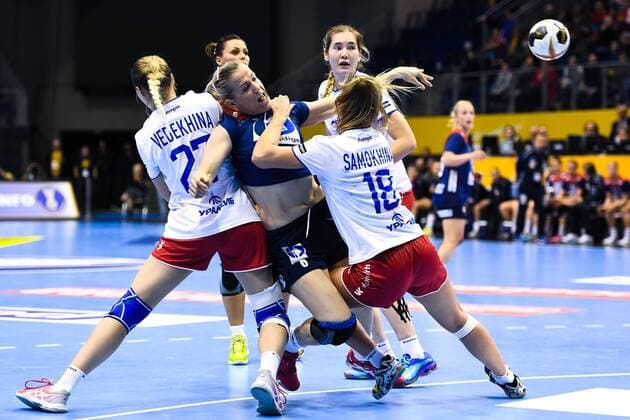 171213 Norways Heidi Loek worries in front of Russias Polina Vedekhina and Daria Samokhina in the quarterfinals between Norway and Russia during the World Cups World Cup on December 13, 2017 in Magdeburg  Copyright: CARLxSANDIN BB171213CS066