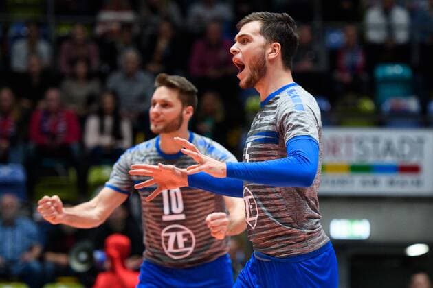 13 12 2017 Fraport Arena Frankfurt Volleyball DVV Cup Semifinals United Volleys RheinMain vs VfB Friedrichshafen Cheers Simon Tischer 10 Friedrichshafen David Sossenheimer 5 Friedrichshafen