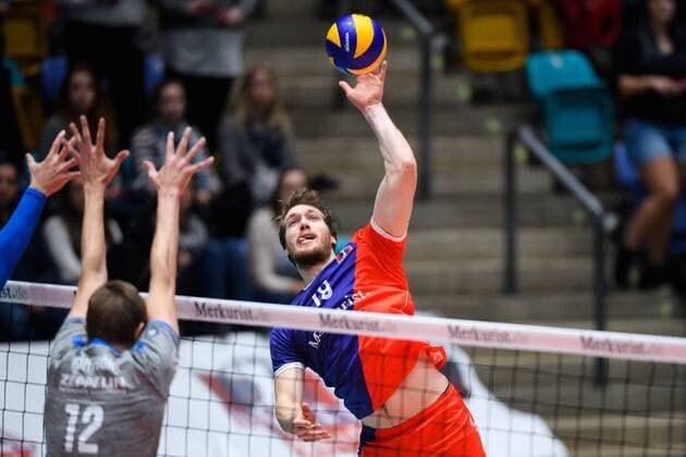 13 12 2017 Fraport Arena Frankfurt Volleyball DVV Cup Semifinals United Volleys RheinMain vs VfB Friedrichshafen Block Jakob Günthör Guenthoer 12 Friedrichshafen Attack Lincoln Alexander Williams 18 RheinMain