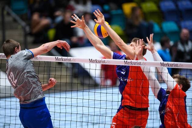 13 12 2017 Fraport Arena Frankfurt Volleyball DVV Cup Semifinals United Volleys RheinMain vs VfB Friedrichshafen Attack Jakob Günthör Guenthoer 12 Friedrichshafen Block Double Block Lukas Bauer 5 RheinMain Robert Adrian Aciobanitei 6 RheinMain