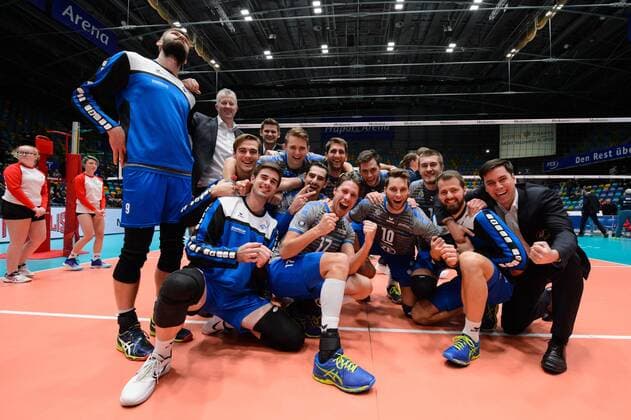 13 12 2017 Fraport Arena Frankfurt Volleyball DVV Pokal Semifinals United Volleys RheinMain vs VfB Friedrichshafen Cheers Friedrichshafen after Matchball victory