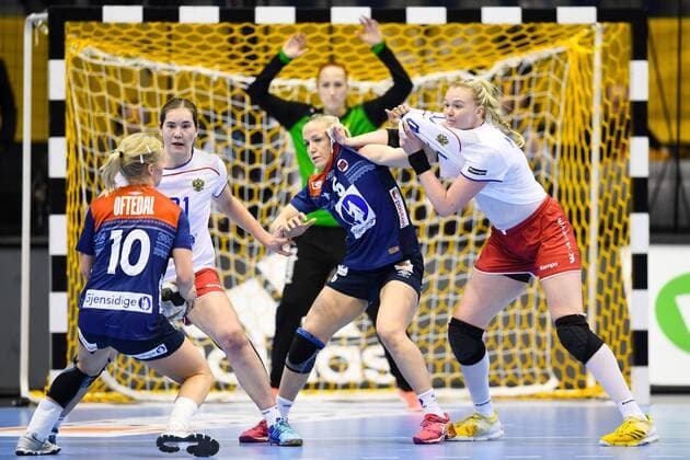 171213 Norways Heidi Loke and Russias Kseniia Makeeva in the quarterfinals between Norway and Russia during the World Cup World Cup on December 13, 2017 in Magdeburg  Copyright: CARLxSANDIN BB171213CS084