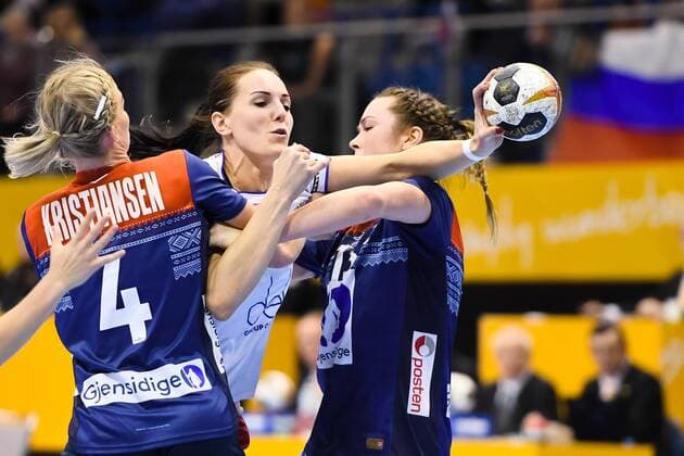 171213 Norways Veronica Egebakken Kristiansen and Kari Brattset defend against Russias Anna Punko in the quarterfinals between Norway and Russia during the World Cup World Cup on December 13, 2017 in Magdeburg  Copyright: CARLxSANDIN BB171213CS086