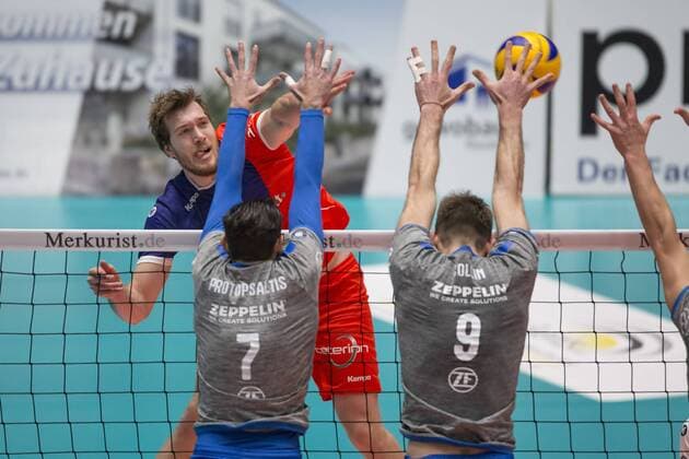 Lincoln Williams United 18 against Athanasios Protopsaltis VfB Friedrichshafen 7 and Philipp Collin VfB Friedrichshafen 9 Frankfurt Unterliederbach Copyright: xRoskaritzx Eibner-Pressefotox EP_kess_rrz