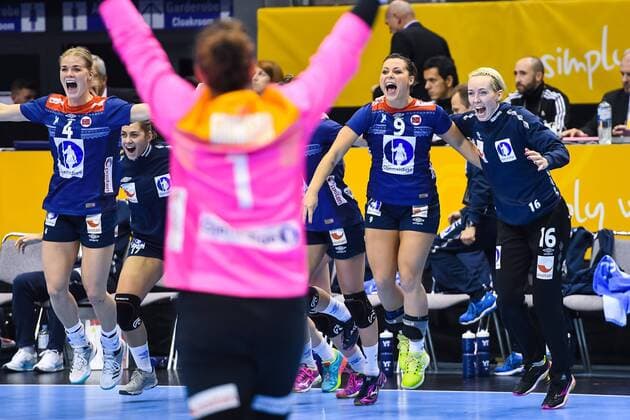 171213 Norways Veronica Egebakken Kristiansen Nora Mørkk and Malvakt Katrine Lunde commends the quarterfinals between Norway and Russia during the World Cups World Cup on December 13, 2017 in Magdeburg  Copyright: CARLxSANDIN BB171213CS093