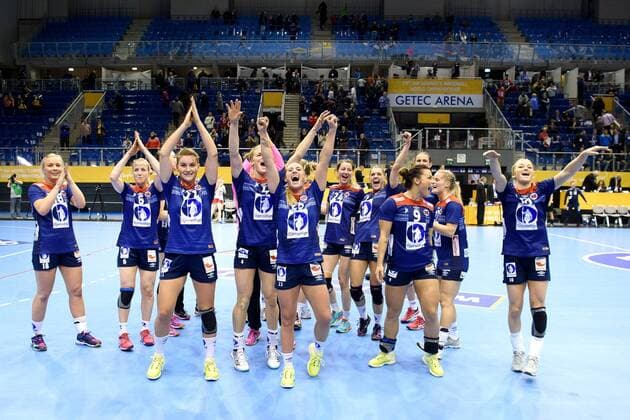 171213 The Norwegian players cheer for the quarterfinals between Norway and Russia during the World Cup on 13 December 2017 in Magdeburg  Copyright: CARLxSANDIN BB171213CS097