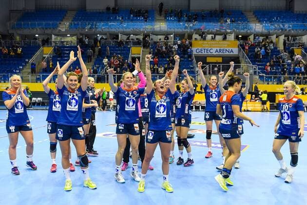 171213 Norways players cheer for the quarterfinals between Norway and Russia during the World Cup on 13 December 2017 in Magdeburg  Copyright: CARLxSANDIN BB171213CS099