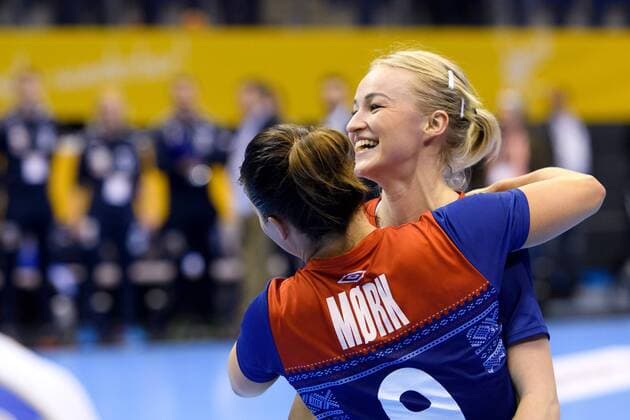 171213 Norways Nora Mørk and Stine Bredal Oftedal cheer for the quarterfinals between Norway and Russia during the World Cups World Cup on December 13, 2017 in Magdeburg  Copyright: CARLxSANDIN BB171213CS100