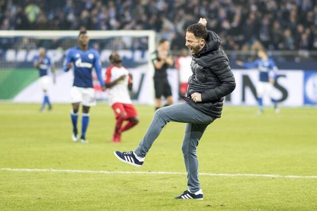 Fußball: 1.Bundesliga, Saison 2017 2018, 16. Spieltag, FC Schalke 04 - FC Augsburg am 13.12.2017 in der Veltins Arena in Gelsenkirchen. Schalkes Trainer Domenico Tedesco jubelt nach dem Schlusspfiff. Copyright: xKirchner DavidxInderliedx