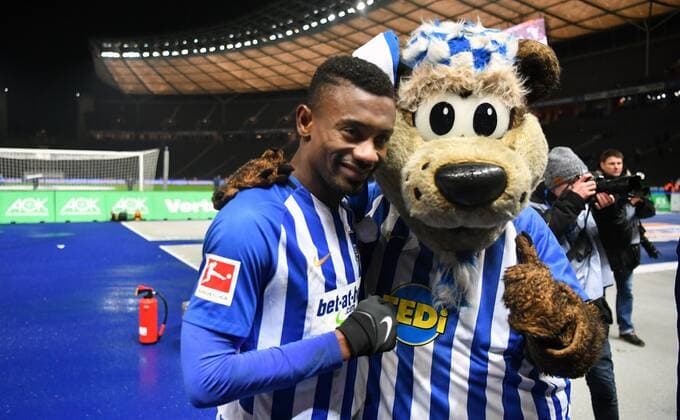 Salomon Kalou Hertha BSC is looking forward to the match in the East Turn with Herthinho Hertha BSC Berlin Hannover 96 1 Bundesliga 2017 2018 1 BL 1 Bundesliga DFL Soccer Soccer Men Men Men Germany Germany 13 12 2017 Olympiastadion