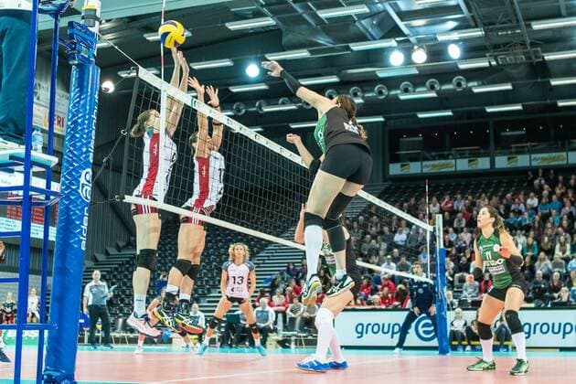 12 421 TS Volley DUEDINGEN vs Hapoel KFAR SABA CEV European Volleyball Cup Women 16th Finals 2 421 TS Volley DUEDINGEN vs Hapoel KFAR SABA CEV European Volleyball Cup Women 16th Finals NAKAMURA Ayumi Hapoel Kfar Saba ISR 4 against MARBACH Kristel TS Volley Duedingen SUI 9 and MOFFETT Sabel TS Volley Duedingen SUI 17 December 13 2017 in Friborg Salle Omnisport St Leonard Switzerland Photo Credit Ulf Schiller 2017 xUSx