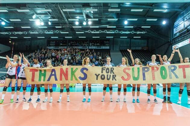 12 421 TS Volley DUEDINGEN vs Hapoel KFAR SABA CEV European Volleyball Cup Women 16th Finals 2 421 TS Volley DUEDINGEN vs Hapoel KFAR SABA CEV European Volleyball Cup Women 16th Finals TS Volley Duedingen SUI greeting the specators December 13 2017 in Friborg Salle Omnisport St Leonard Switzerland Photo Credit Ulf Schiller 2017 xUSx