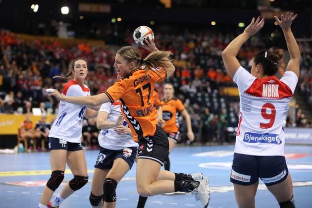 Netherlands Norway 23 IHF Handball Womens World Cup Hamburg 15 12 17 Hamburg 15 12 17 Sport Handball 23 IHF Handball Womens World Cup Semifinals Netherlands Norway Nycke Groot Netherlands 17 Nora Moerk Norway 09 xmmkx