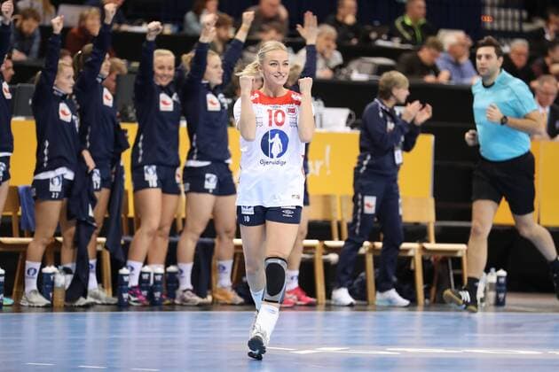 Netherlands Norway 23 IHF Womens Handball Womens World Cup Hamburg 15 12 17 Hamburg 15 12 17 Sport Handball 23 IHF Womens Handball Womens World Cup Semi-Finals Netherlands Norway Cheering Torjubel at Stine Bredal Oftedal Norway 10 xmmkx