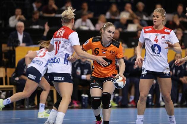 Netherlands Norway 23 IHF Handball Womens World Cup Hamburg 15 12 17 Hamburg 15 12 17 Sport Handball 23 IHF Handball Womens World Cup Semifinals Netherlands Norway Laura van der Heijden Netherlands 06 Stine Bredal Oftedal Norway 10 Veronica Kristiansen Norway 04 xmmkx