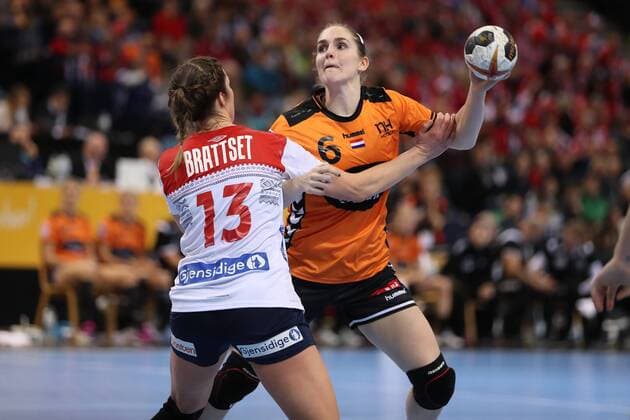 Netherlands Norway 23 IHF Handball Womens World Cup Hamburg 15 12 17 Hamburg 15 12 17 Sport Handball 23 IHF Handball Womens World Cup Semifinals Netherlands Norway Laura van der Heijden Netherlands 06 Kari Brattset Norway 13 xmmkx