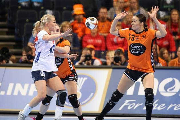 Netherlands Norway 23 IHF Handball Womens World Cup Hamburg 15 12 17 Hamburg 15 12 17 Handball Sport 23 IHF Handball World Cup Women Semi-Finals Netherlands Norway Stine Bredal Oftedal Norway 10 Yvette Broch Netherlands 13 xmmkx