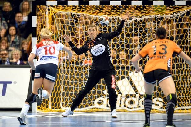 171215 The Netherlandss malfunction Tess Wester during the semi-finals between the Netherlands and Norway during the World Cups World Cup on December 15, 2017 in Hamburg  Copyright: CARLxSANDIN BB171215CS035