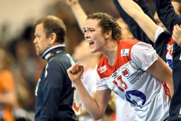 171215 Norways Kari Brattset celebrates the semi-finals between the Netherlands and Norway during the World Cups World Cup on December 15, 2017 in Hamburg  Copyright: CARLxSANDIN BB171215CS039