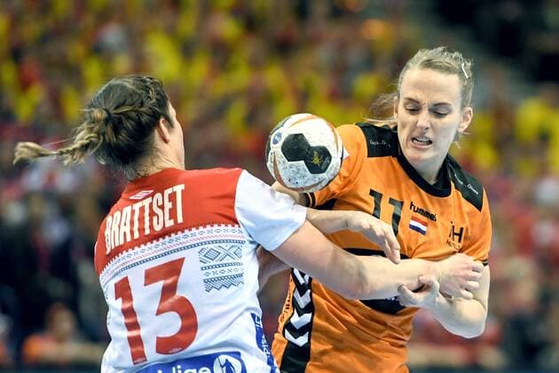 171215 Norways Kari Brattset and the Netherlands Lynn Knippenborg during the semi-finals between the Netherlands and Norway during the World Cup World Cup on December 15, 2017 in Hamburg  Copyright: CARLxSANDIN BB171215CS041