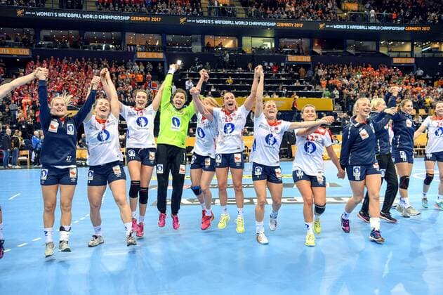 171215 The Norwegian players are celebrating the semi-finals between the Netherlands and Norway during the World Cup World Cup on December 15, 2017 in Hamburg  Copyright: CARLxSANDIN BB171215CS048