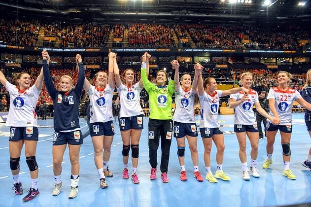 171215 The Norwegian players are celebrating the semi-finals between the Netherlands and Norway during the World Cup World Cup on December 15, 2017 in Hamburg  Copyright: CARLxSANDIN BB171215CS050