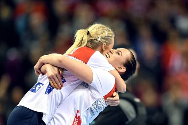 171215 Norways Stine Bredal Oftedal and Emelie Hegh Arntzen commends the semi-finals between the Netherlands and Norway during the World Cups World Cup on December 15, 2017 in Hamburg  Copyright: CARLxSANDIN BB171215CS051