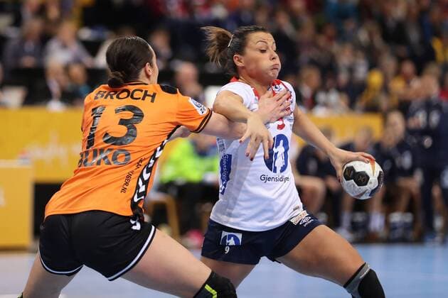 Netherlands Norway 23 IHF Handball Womens World Cup Hamburg 15 12 17 Hamburg 15 12 17 Sport Handball 23 IHF Handball Womens World Cup Semifinals Netherlands Norway Nora Moerk Norway 09 Yvette Broch Netherlands 13 xmmkx