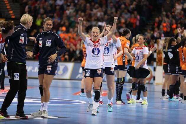 Netherlands Norway 23 IHF Handball Womens World Cup Hamburg 15 12 17 Hamburg 15 12 17 Sport Handball 23 IHF Handball Womens World Cup Semifinals Netherlands Norway Cheers to victory xmmkx