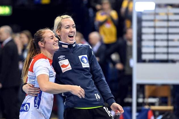171215 Norways Camilla Herre and Marshal Katrine Lunde commends the semi-finals between the Netherlands and Norway during the World Cup World Cup on December 15, 2017 in Hamburg  Copyright: CARLxSANDIN BB171215CS055