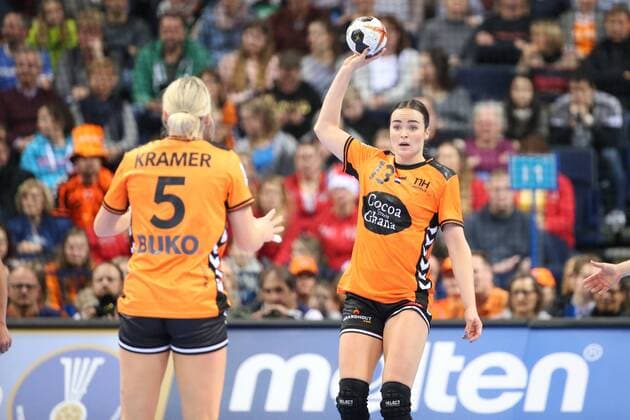Netherlands Norway 23 IHF Handball Womens World Cup Hamburg 15 12 17 Hamburg 15 12 17 Sport Handball 23 IHF Handball Womens World Cup Semifinals Netherlands Norway Yvette Broch Netherlands 13 Jessy Kramer Netherlands 05 xmmkx