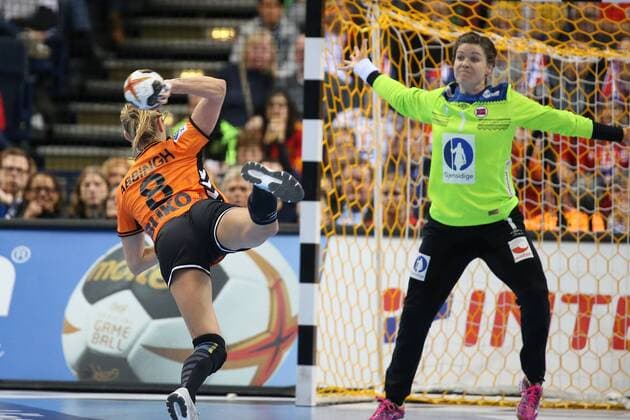 Netherlands Norway 23 IHF Handball Womens World Cup Hamburg 15 12 17 Hamburg 15 12 17 Sport Handball 23 IHF Handball World Cup Women Semi-Finals Netherlands Norway Lois Abbingh Netherlands 08 Kari Aalvik Grimsboe Norway 01 xmmkx