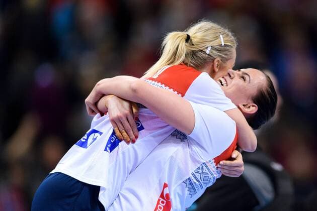 171215 Norways Stine Bredal Oftedal and Emelie Hegh Arntzen commends the semi-finals between the Netherlands and Norway during the World Cups World Cup on December 15, 2017 in Hamburg  Copyright: CARLxSANDIN BB171215CS063