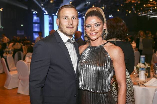 Felix Presentation NRW Sportsman of the Year 2017 Duesseldorf 15 12 2017 Athletics Star Pamela Dutkiewicz TV Wattenscheid 01 Huerden with accompaniment at the Felix Awards NRW Sportsman of the Year 2017 on 15 12 2017 in the Mitsubishi Electric Hall in Duesseldorf North Rhine Westphalia xakx