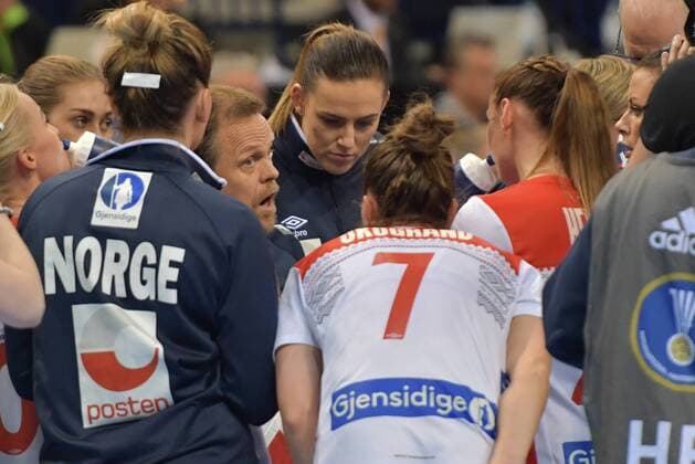 GER HBL 23 IHF Women Handball World Cup Semifinals Netherlands vs Norway 15 12 17 Barcleycard Arena Hamburg GER HBL 23 IHF Women Handball World Cup Semifinals Netherlands vs Norway pictured Coach Thorir Hergeirsson Norway speaks with the team nordphotox xWitke nph00002