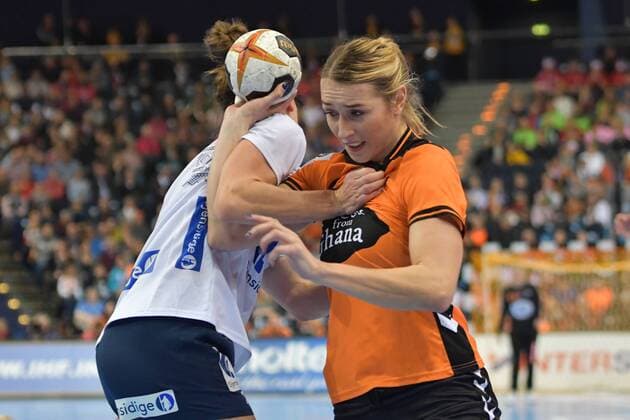 GER HBL 23 IHF Women Handball World Cup Semifinals Netherlands vs Norway 15 12 17 Barcleycard Arena Hamburg GER HBL 23 IHF Women Handball World Cup Semifinals Netherlands vs Norway image Lois Abbing Netherlands 08 tries to beat Kari Brattset Norway 13 and Stine Ruscetta Skogrand Norway 07 nordphotox xWitke nph00002