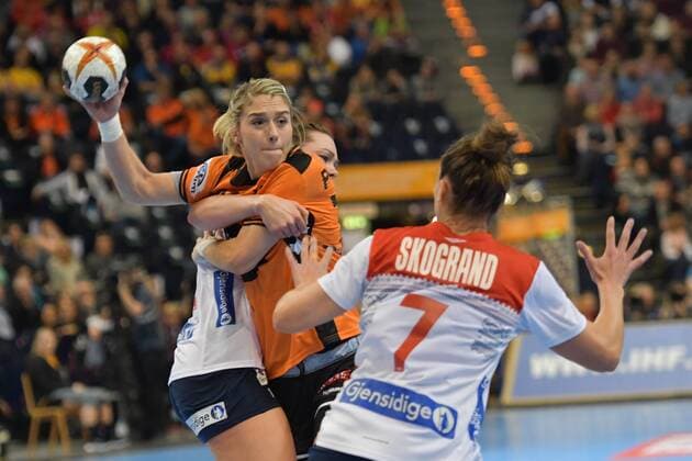GER HBL 23 IHF Womens Handball World Cup Semifinals Netherlands vs Norway 15 12 17 Barcleycard Arena Hamburg GER HBL 23 IHF Womens Handball World Cup Semifinals Netherlands vs Norway in picture Charris Rozemalen Netherlands 25 tries to beat Kari Brattset Norway 13 and Stine Ruscetta Skogrand Norway 07 nordphotox xWitke nph00002