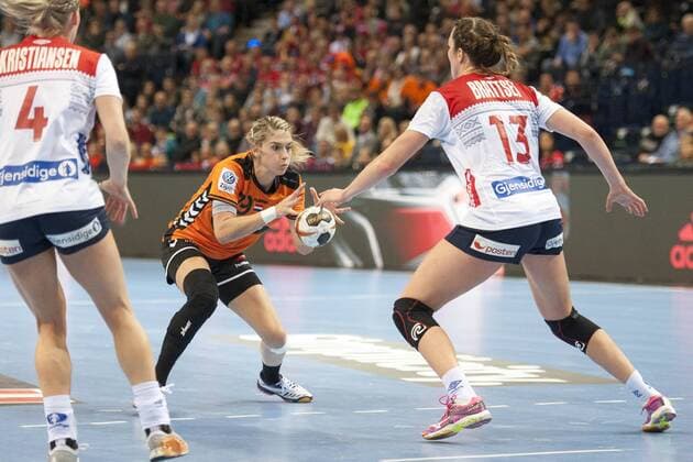 Estavana Polman Nr 79 Netherlands v Kari Brattset Nr 13 Norway Netherlands vs Norway Handball World Cup Semifinals 15 12 17 Hamburg Hamburg Germany Barclaycard Arena Copyright: xAgentur54Gradx xThomasxSobczakx