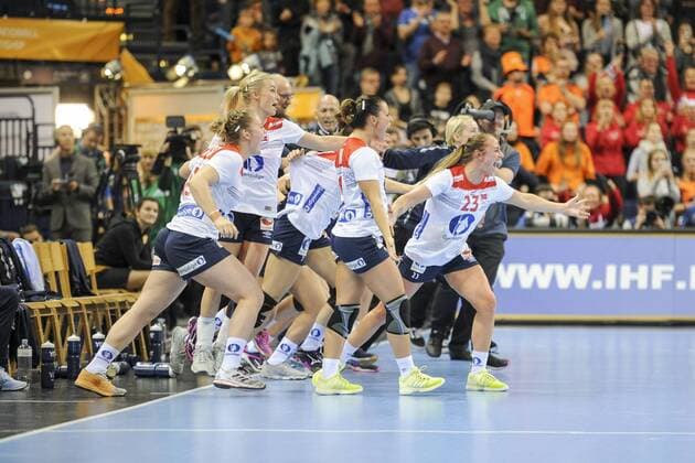 The Norwegian team celebrates their entry into the finals Netherlands vs Norway Handball World Cup Semifinals 15 12 17 Hamburg Hamburg Germany Barclaycard Arena Copyright: xAgentur54Gradx xThomasxSobczakx