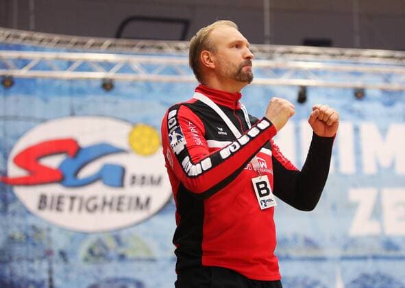 BAU 15 12 2017 Bietigheim Handball SG BBM Bietigheim vs. Dessau Rosslauer HV 06 Coach Hartmut Maerhoffer BBM cheers and clenches his fists