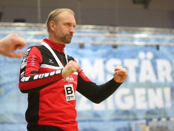 BAU 15 12 2017 Bietigheim Handball SG BBM Bietigheim vs. Dessau Rosslauer HV 06 Coach Hartmut Maerhoffer BBM cheers and clenches his fists