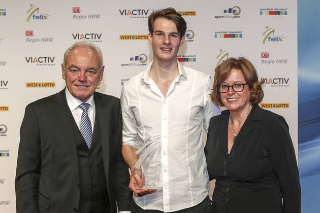 Felix NRW Sportsman of the Year 2017 Duesseldorf 15 12 2017 NRW Young Sportsman of the Year Falk Wendrich LAZ Soest Links Walter Steinloch President National Sports Association NRW Right Ute Schaefer at the Felix NRW Sportsman of the Year 2017 on 15 12 2017 in the Mitsubishi Electric Hall in Duesseldorf Nordrhein Westfalen xakx
