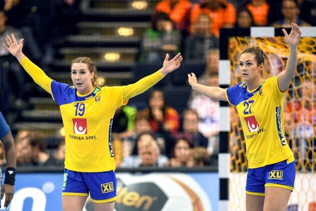 171215 Swedens Anna Lagerquist and Sabina Jacobsen in the defense of the semi-finals between Sweden and France during the World Cups World Cup on December 15, 2017 in Hamburg  Copyright: CARLxSANDIN BB171215CS087