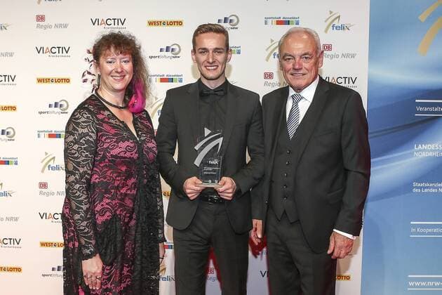 Felix NRW Sportsman of the Year 2017 Duesseldorf 15 12 2017 NRW Disabled Athlete of the Year Johannes Floors TSV Bayer 04 Leverkusen left NRW State Secretary for Sports and Volunteering Andea Spleen right Walter Schneeloch President National Sports Federation NRW at the Felix NRW Sportsman of the Year 2017 on 15 12 2017 in the Mitsubishi Electric hall in Duesseldorf North Rhine Westphalia xakx