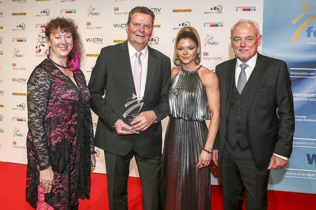 Felix Presentation NRW Sportsman of the Year 2017 Duesseldorf 15 12 2017 NRW Trainer of the Year Slawomir Filipowski TV Wattenscheid 01 left NRW State Secretary for Sports and Volunteering Andea Spleen right Walter Schneeloch President National Sports Federation NRW 2 vl Huerdensprinterin Pamela Dutkiewicz TV Wattenscheid 01 at the Felix NRW Sportler Year 2017 on 15 12 2017 in the Mitsubishi Electric hall in Duesseldorf North Rhine-Westphalia xakx