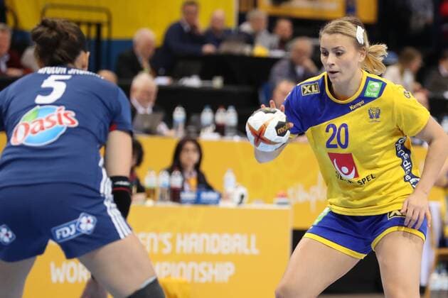 Sweden France 23 IHF Handball Womens World Cup Hamburg 15 12 17 Hamburg 15 12 17 Sport Handball 23 IHF Handball Womens World Cup Semifinals Sweden France Isabell Gullden Sweden 20 Camille Ayglon Saurina France 05 xmmkx