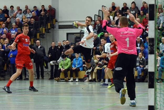 15 12 2017 xpsx Handball 3 Liga HSG Hanau SG Leutershausen v l Stefan Salger Leutershausen Yaron Pillmann Hanau Alexander Hübe Leutershausen Hanau Hessen Germany