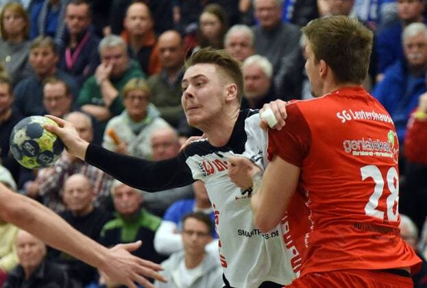 15 12 2017 xpsx Handball 3 Liga HSG Hanau SG Leutershausen v Jan Eric Ritter Hanau Daniel Zourek Leutershausen Hanau Hessen Germany