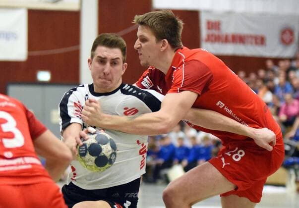 15 12 2017 xpsx Handball 3 Liga HSG Hanau SG Leutershausen v Marc Strohl Hanau Daniel Zourek Leutershausen Hanau Hessen Germany
