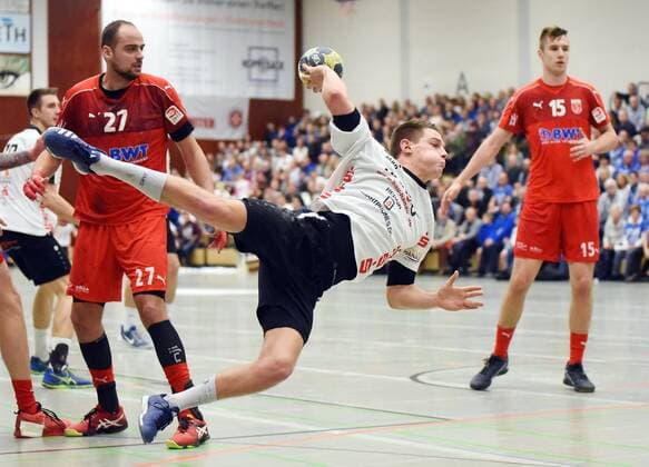 15 12 2017 xpsx Handball 3 Liga HSG Hanau SG Leutershausen v L Manel Cirac Leutershausen Marius Brüggemann Hanau Stefan Salger Leutershausen Hanau Hessen Germany